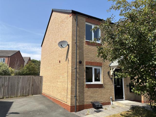 House for rent in Pen-y-ffordd, Wales