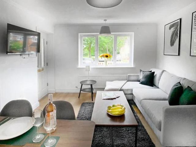 House for rent in Heol-las, Surrey