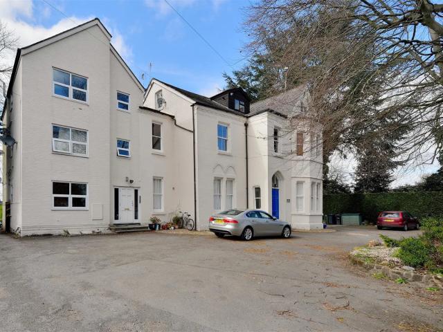 House for rent in Mill End, Green Close
