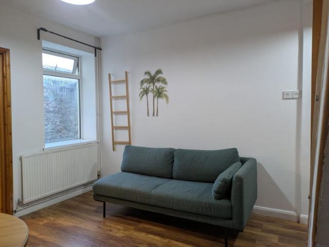 Room for rent in Falcon Lodge, Wales