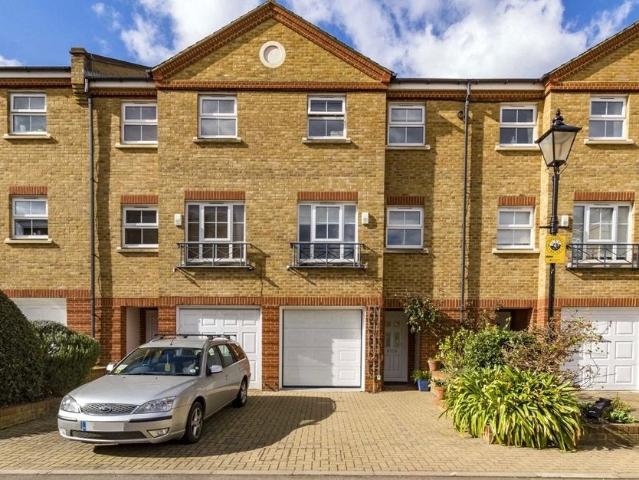 House for rent in London Borough of Hounslow, Greater London