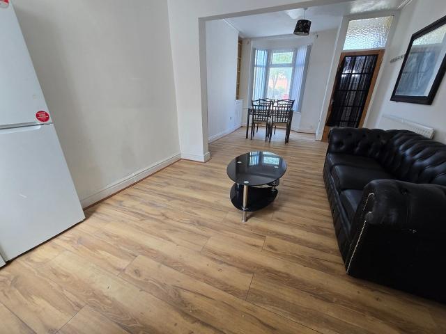 House for rent in Elm Park, Calderstones