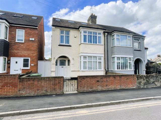 House for rent in Swanscombe and Greenhithe, Monks Orchard