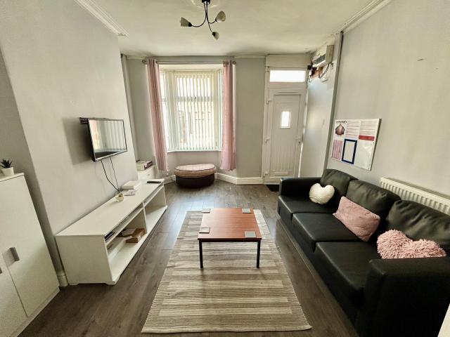 House for rent in Elm Park, Calderstones