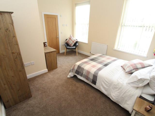 Room for rent in Stoneycroft, Calderstones