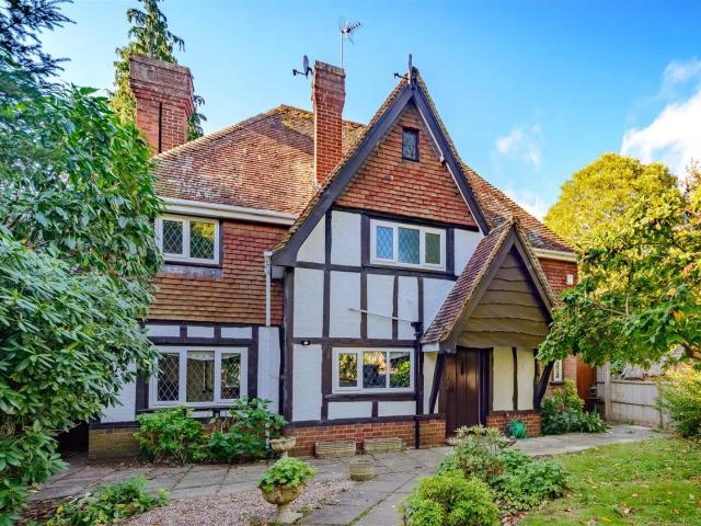 House for rent in Abbey End, Green Close