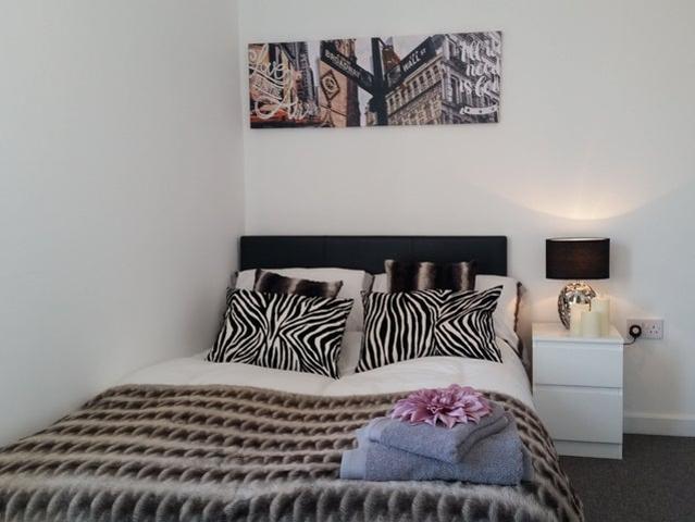 Room for rent in Buersil Head, Burnedge