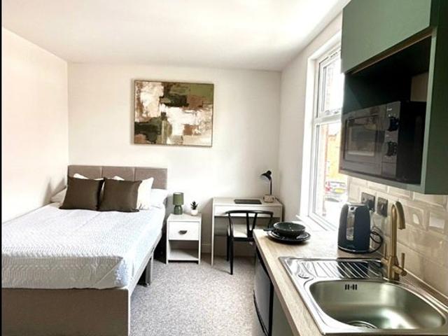 Room for rent in Leyfields, Kettlebrook