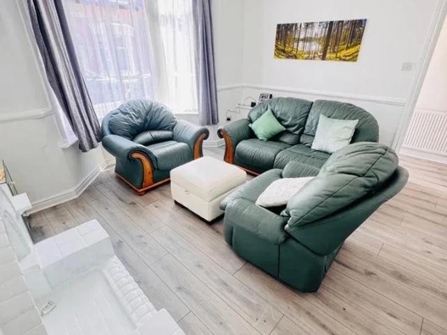 House for rent in Elm Park, Calderstones
