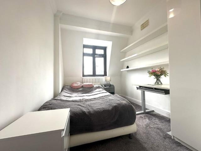 Room for rent in Gidea Park, Greater London