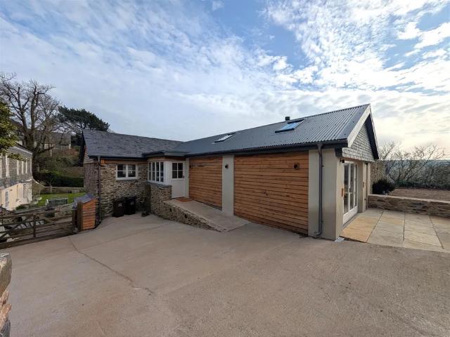 House for rent in Follaton, Strode