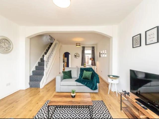 House for rent in Elm Park, Calderstones