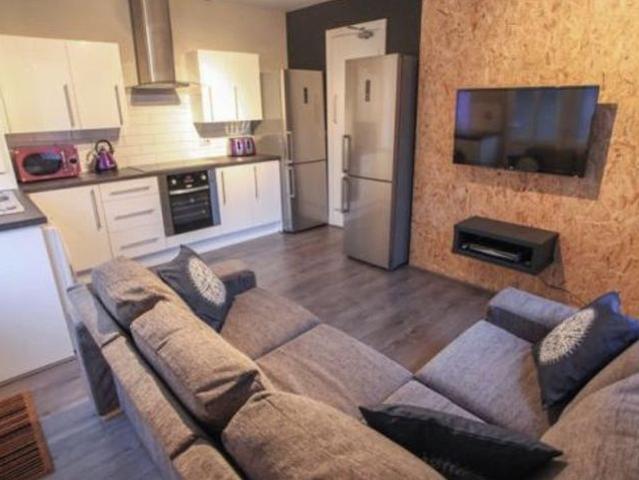 House for rent in Elm Park, Calderstones