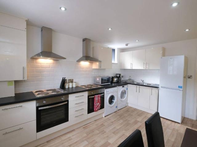 House for rent in Elm Park, Calderstones