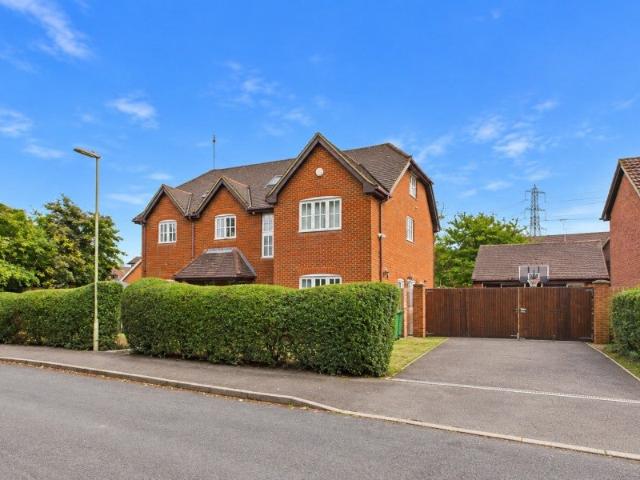 House for rent in Eversley Cross, Hart