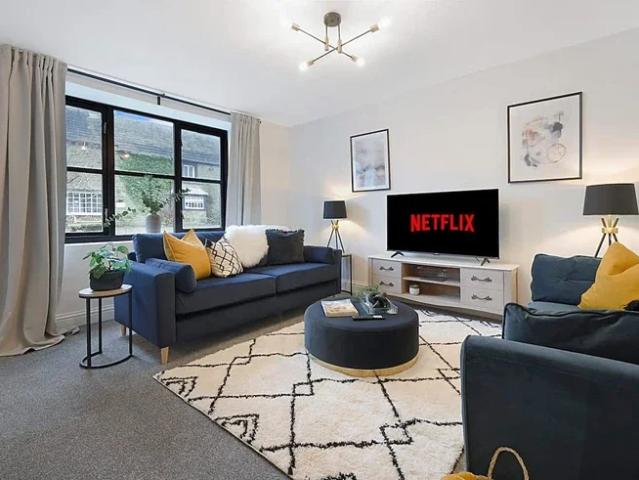 Flat for rent in Bowes