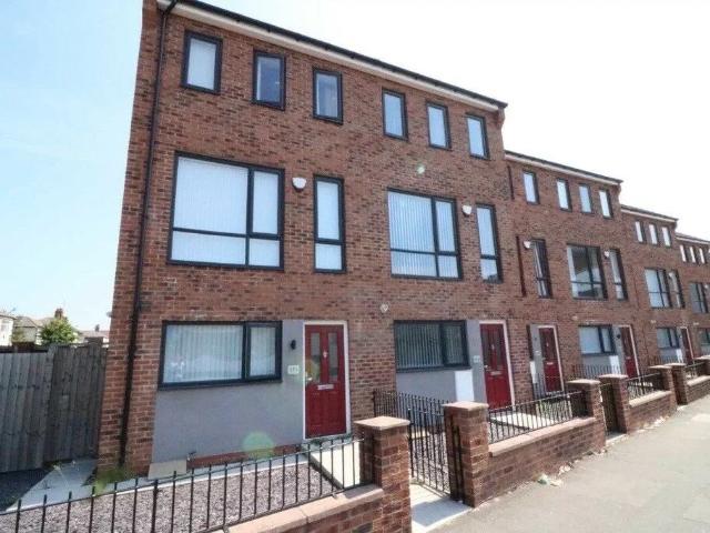 House for rent in Stoneycroft, Calderstones