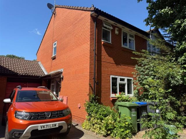 House for rent in Emscote, Green Close