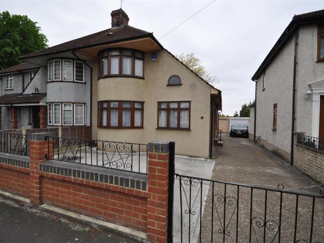 House for rent in Elm Park, Greater London