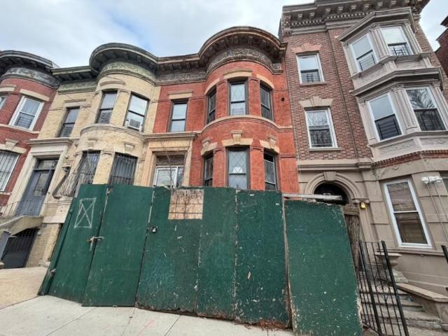 House for sale in The Bronx, Arverne