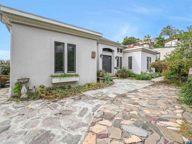 House for rent in Edgewater, New Jersey