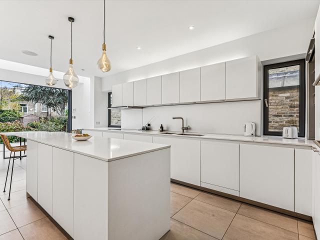 House for rent in Brondesbury, Greater London