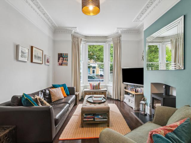 House for rent in Queen's Park, Greater London