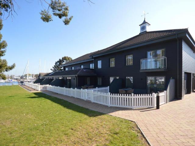 Apartment for rent in Littlecote, West Sussex