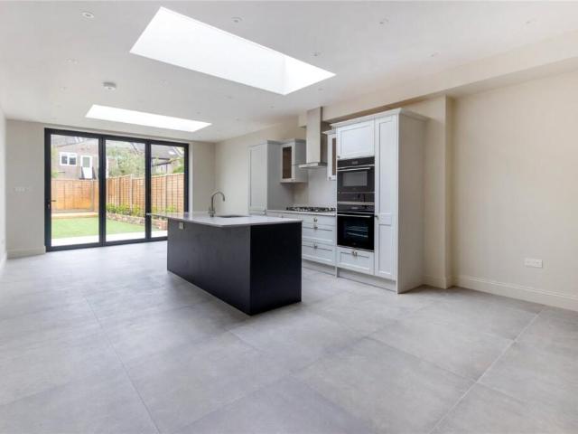 House for rent in Summerstown, Greater London
