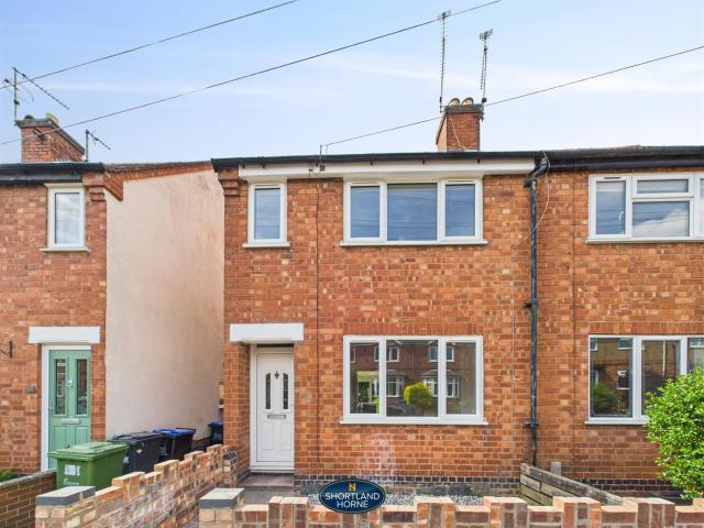 House for rent in Mill End, Green Close