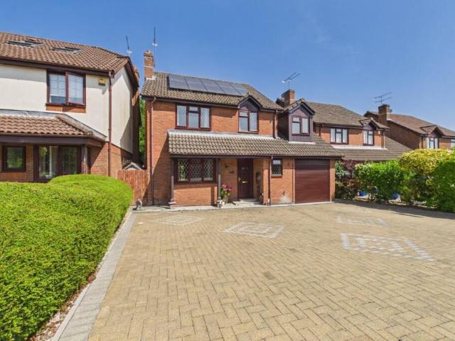 House for rent in Heol-las, Surrey
