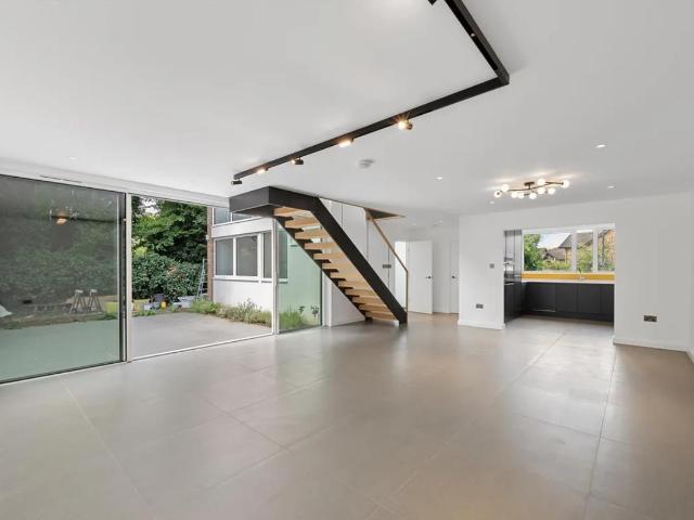 House for rent in London Borough of Merton, Raynes Park