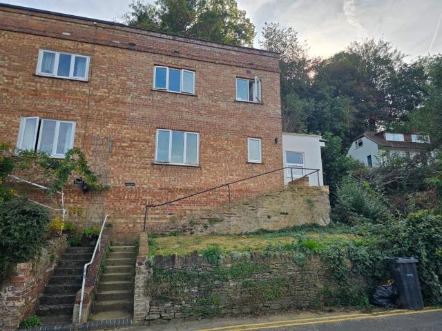 House for rent in Holloway Hill, Waverley