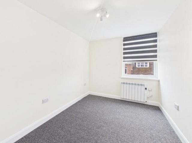 House for rent in Heol-las, Surrey