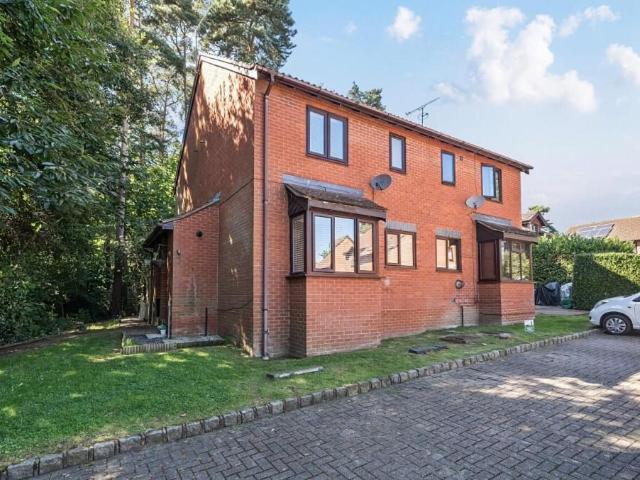 House for rent in Heatherside, Heol-las