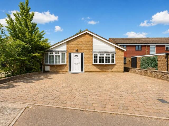 House for rent in How Wood, Five Acres
