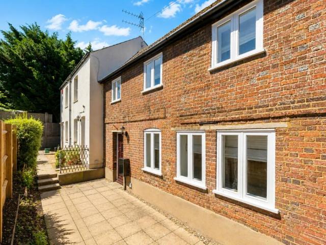 House for rent in Hatching Green, Five Acres