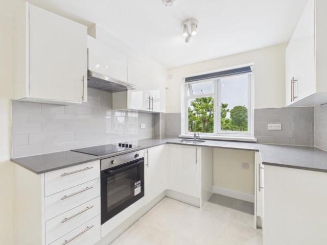 House for rent in Heol-las, Surrey
