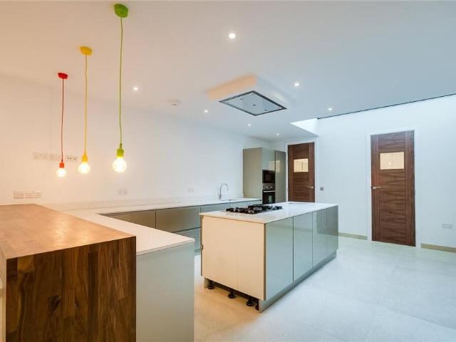 House for rent in Summerstown, Greater London