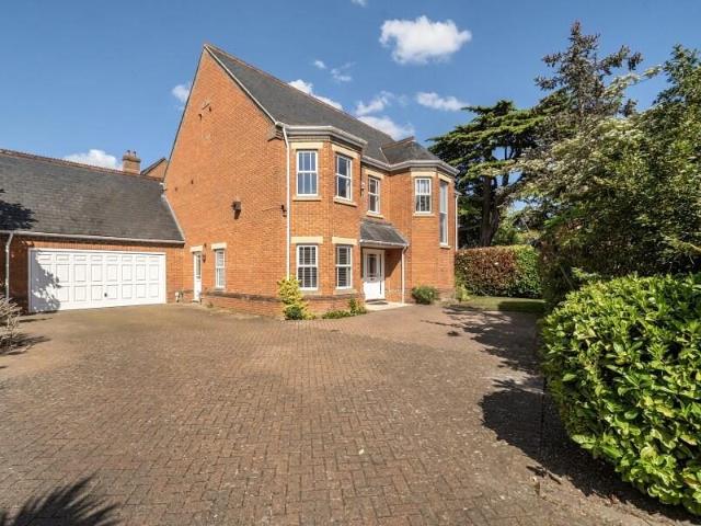 House for rent in Row Town, Surrey