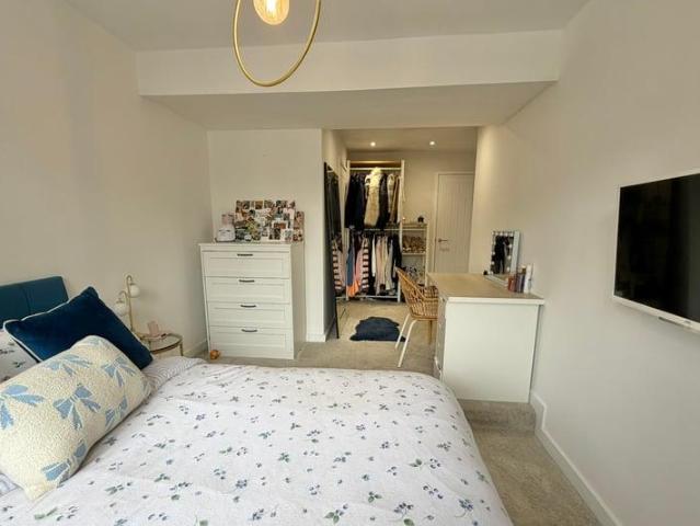 House for sale in Heol-las, Surrey
