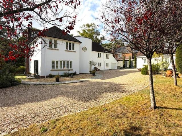House for sale in Heol-las, Surrey