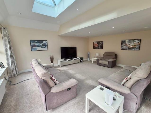 House for sale in Old Dean, Heol-las