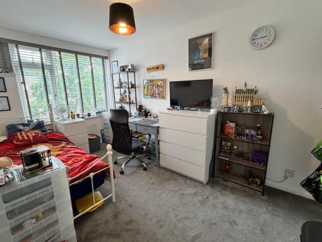 House for sale in Heol-las, Surrey