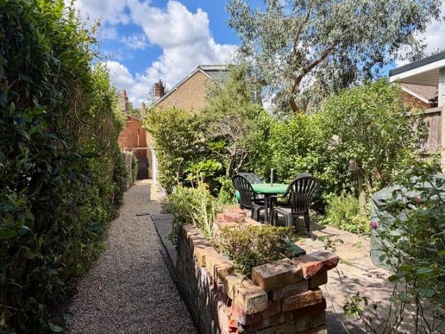 House for sale in Heol-las, Surrey