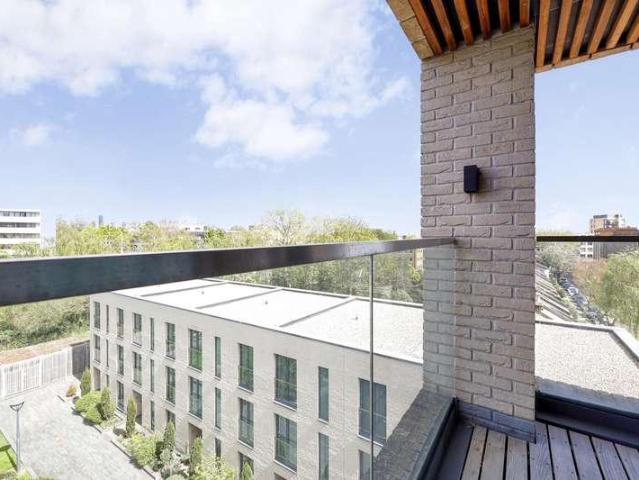 Flat for sale in London Borough of Hounslow, Greater London