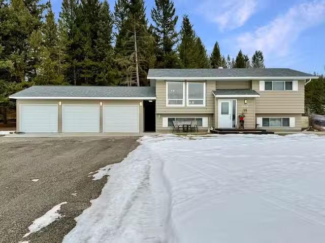 House for sale in Eagle Creek, British Columbia
