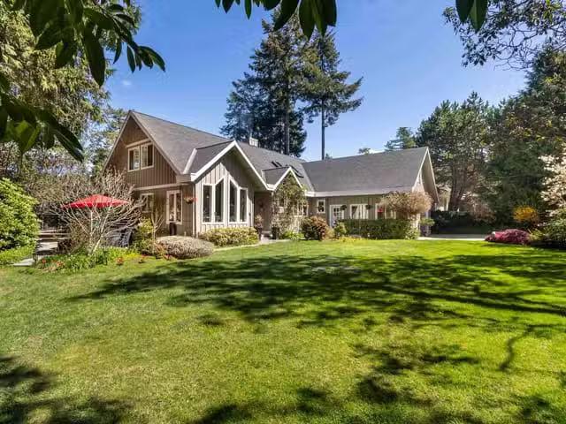 House for sale in Halfmoon Bay, British Columbia
