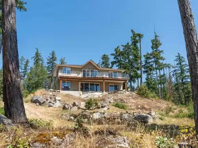House for sale in Halfmoon Bay, British Columbia