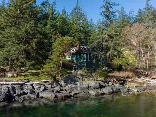 House for sale in Halfmoon Bay, British Columbia